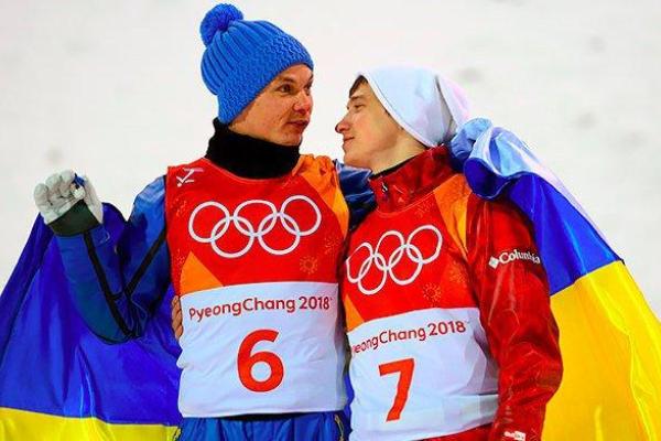 На Олимпиаде-2018 украинский чемпион укутал в сине-желтый флаг российского спортсмена: реакция соцсетей На Олимпиаде-2018 украинский чемпион укутал в сине-желтый флаг российского спортсмена: реакция соцсетей