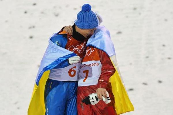 На Олимпиаде-2018 украинский чемпион укутал в сине-желтый флаг российского спортсмена: реакция соцсетей На Олимпиаде-2018 украинский чемпион укутал в сине-желтый флаг российского спортсмена: реакция соцсетей