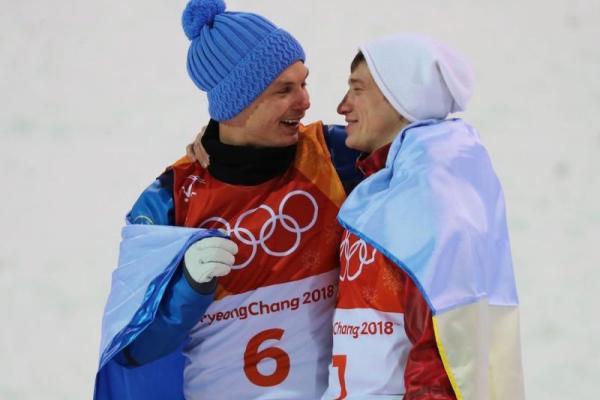 На Олимпиаде-2018 украинский чемпион укутал в сине-желтый флаг российского спортсмена: реакция соцсетей На Олимпиаде-2018 украинский чемпион укутал в сине-желтый флаг российского спортсмена: реакция соцсетей