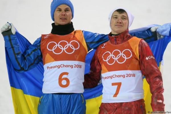На Олимпиаде-2018 украинский чемпион укутал в сине-желтый флаг российского спортсмена: реакция соцсетей На Олимпиаде-2018 украинский чемпион укутал в сине-желтый флаг российского спортсмена: реакция соцсетей