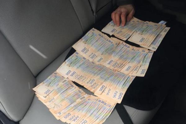 Директора департамента Луганской ОГА задержали с "откатом"