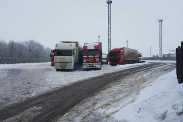На украинско-российской границе застряли 150 грузовиков На украинско-российской границе застряли 150 грузовиков