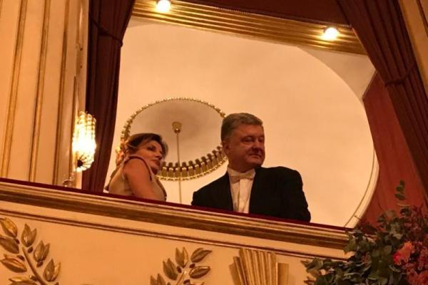 Порошенко с супругой посетил Венский бал: реакция политиков и соцсетей Порошенко с супругой посетил Венский бал: реакция политиков и соцсетей