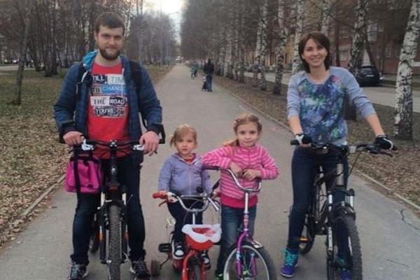 Пожар в Кемерово: мать двух погибших девочек рассказала, почему ее муж спасся, а дети - нет Пожар в Кемерово: мать двух погибших девочек рассказала, почему ее муж спасся, а дети - нет