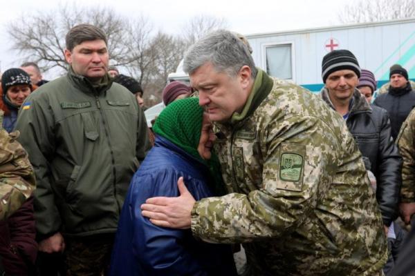 Порошенко приехал в освобожденную Катериновку Порошенко приехал в освобожденную Катериновку