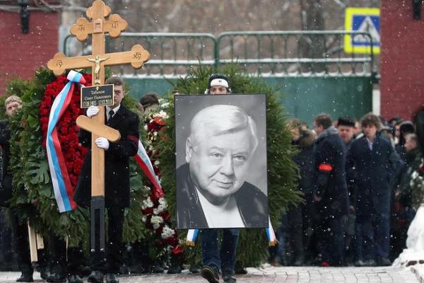 В Москве попрощались с Олегом Табаковым: артиста провожали в последний путь громкими аплодисментами В Москве попрощались с Олегом Табаковым: артиста провожали в последний путь громкими аплодисментами
