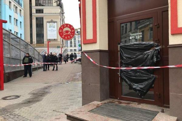 Девушка стояла на коленях и кричала: «Не умирай!»: подробности загадочной смерти парня в «Пузатой хате»    Девушка стояла на коленях и кричала: «Не умирай!»: подробности загадочной смерти парня в «Пузатой хате»