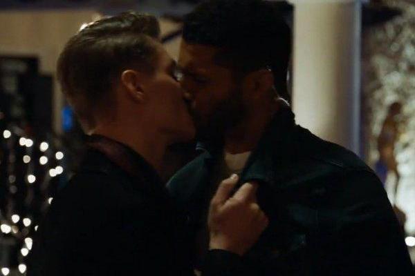 В сети появились кадры поцелуя Алексея Воробьева с мужчиной