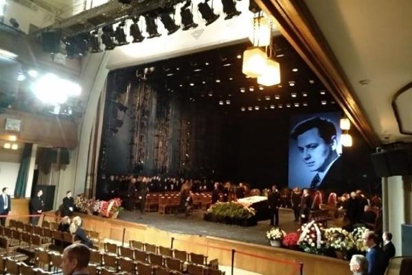 В Москве попрощались с Олегом Табаковым: артиста провожали в последний путь громкими аплодисментами В Москве попрощались с Олегом Табаковым: артиста провожали в последний путь громкими аплодисментами