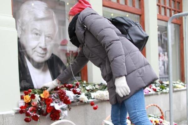 В Москве попрощались с Олегом Табаковым: артиста провожали в последний путь громкими аплодисментами В Москве попрощались с Олегом Табаковым: артиста провожали в последний путь громкими аплодисментами