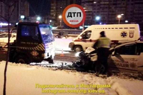 В Киеве патрульный Приус врезался в эвакуатор: полицейские госпитализированы В Киеве патрульный Приус врезался в эвакуатор: полицейские госпитализированы