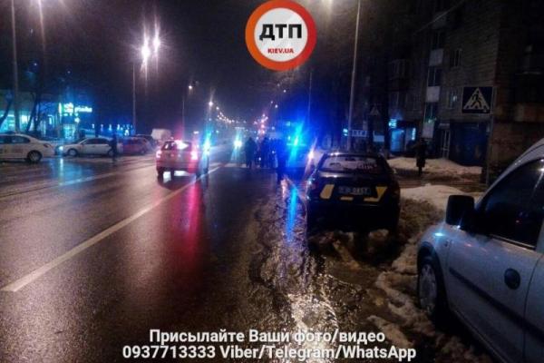В Киеве подрались несколько десятков человек, одному мужчине пробили голову В Киеве подрались несколько десятков человек, одному мужчине пробили голову