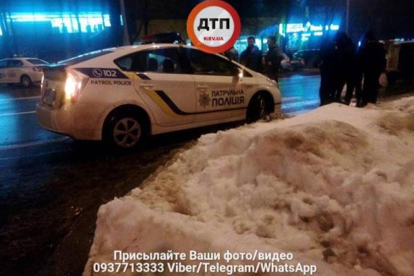 В Киеве подрались несколько десятков человек, одному мужчине пробили голову В Киеве подрались несколько десятков человек, одному мужчине пробили голову