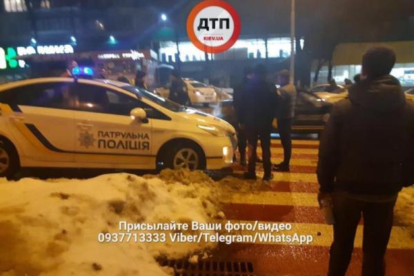 В Киеве подрались несколько десятков человек, одному мужчине пробили голову В Киеве подрались несколько десятков человек, одному мужчине пробили голову