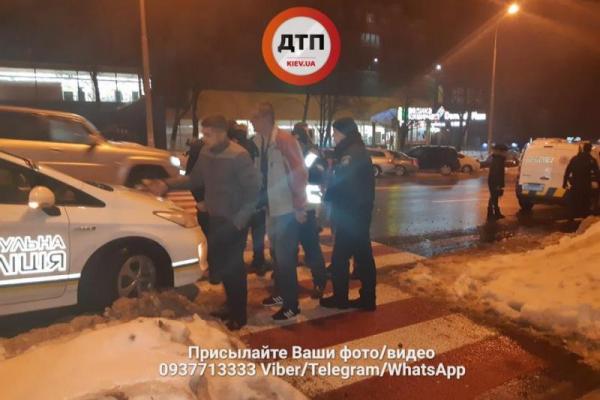 В Киеве подрались несколько десятков человек, одному мужчине пробили голову В Киеве подрались несколько десятков человек, одному мужчине пробили голову