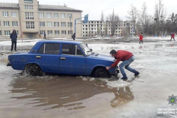 В Лисичанске неадекватный водитель ВАЗа гонял по школьному стадиону, а затем застрял в луже В Лисичанске неадекватный водитель ВАЗа гонял по школьному стадиону, а затем застрял в луже