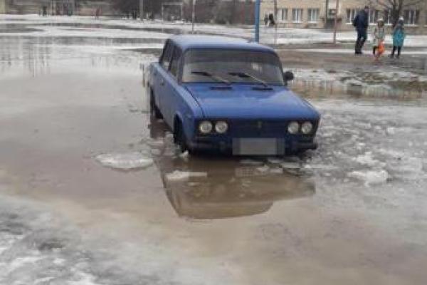 В Лисичанске неадекватный водитель ВАЗа гонял по школьному стадиону, а затем застрял в луже В Лисичанске неадекватный водитель ВАЗа гонял по школьному стадиону, а затем застрял в луже