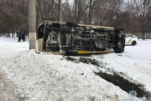 В Запорожье перевернулся маршрутный автобус с пассажирами В Запорожье перевернулся маршрутный автобус с пассажирами
