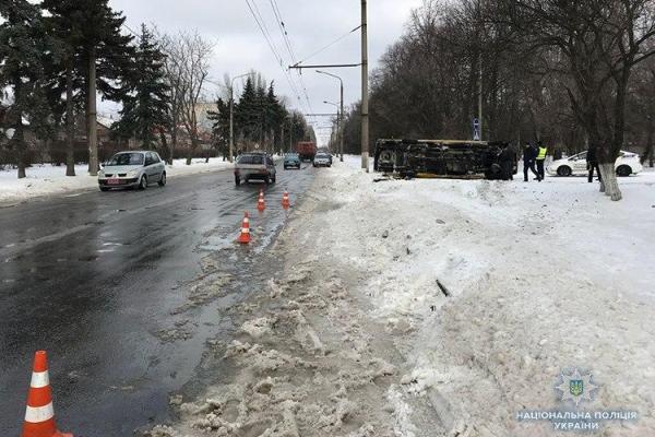 В Запорожье перевернулся маршрутный автобус с пассажирами В Запорожье перевернулся маршрутный автобус с пассажирами