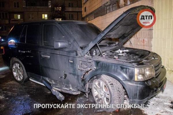 В Киеве горел Range Rover, прозвучал взрыв: хозяин авто в больнице В Киеве горел Range Rover, прозвучал взрыв: хозяин авто в больнице