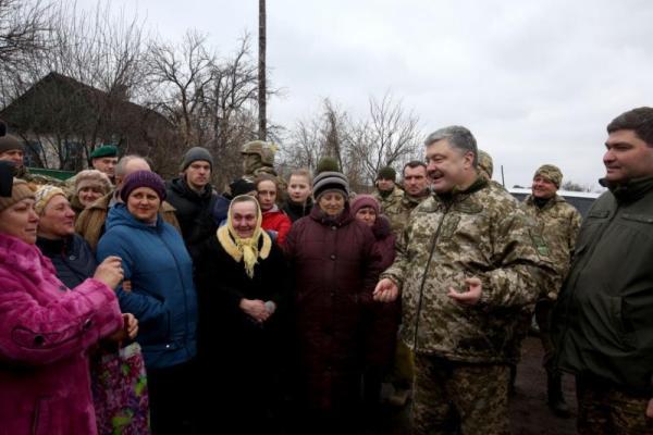 Порошенко приехал в освобожденную Катериновку Порошенко приехал в освобожденную Катериновку