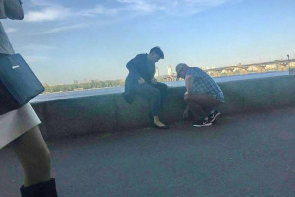 Жгли на улице документы и растирали пепел: всплыли интересные фото Савченко и Рубана Жгли на улице документы и растирали пепел: всплыли интересные фото Савченко и Рубана