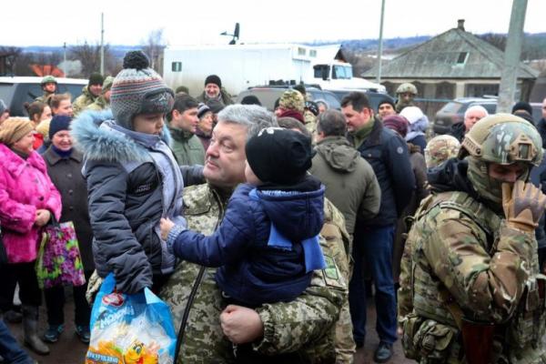 Порошенко приехал в освобожденную Катериновку Порошенко приехал в освобожденную Катериновку