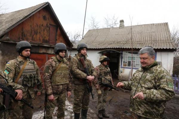 Порошенко приехал в освобожденную Катериновку Порошенко приехал в освобожденную Катериновку