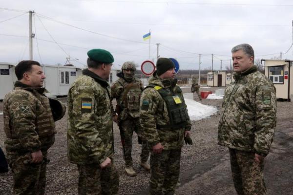 Порошенко приехал в освобожденную Катериновку Порошенко приехал в освобожденную Катериновку