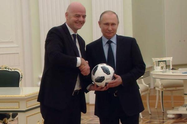 «Испортили эффектное видео»: ФИФА опубликовала ролик к ЧМ-2018, в котором Путин отбивает мяч головой «Испортили эффектное видео»: ФИФА опубликовала ролик к ЧМ-2018, в котором Путин отбивает мяч головой