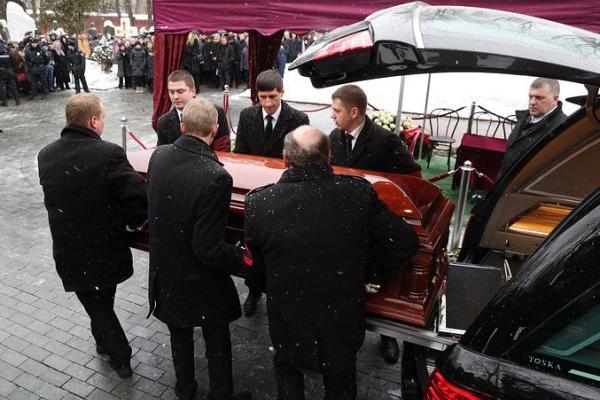 В Москве попрощались с Олегом Табаковым: артиста провожали в последний путь громкими аплодисментами В Москве попрощались с Олегом Табаковым: артиста провожали в последний путь громкими аплодисментами