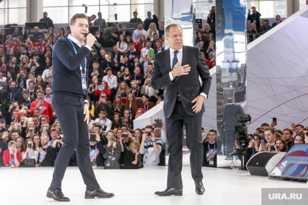 Лавров упал на колени прямо на сцене: опубликовано видео