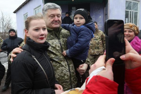 Порошенко приехал в освобожденную Катериновку Порошенко приехал в освобожденную Катериновку