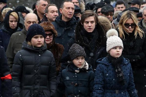 В Москве попрощались с Олегом Табаковым: артиста провожали в последний путь громкими аплодисментами В Москве попрощались с Олегом Табаковым: артиста провожали в последний путь громкими аплодисментами