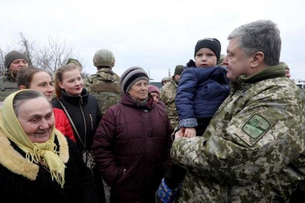 Порошенко приехал в освобожденную Катериновку Порошенко приехал в освобожденную Катериновку