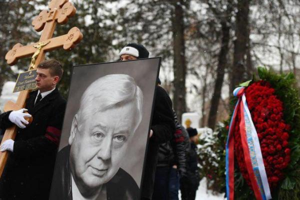 В Москве попрощались с Олегом Табаковым: артиста провожали в последний путь громкими аплодисментами В Москве попрощались с Олегом Табаковым: артиста провожали в последний путь громкими аплодисментами