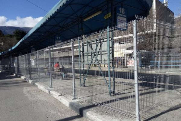 "Зона!": Жители Крыма в шоке от количества металлических оград на полуострове "Зона!": Жители Крыма в шоке от количества металлических оград на полуострове