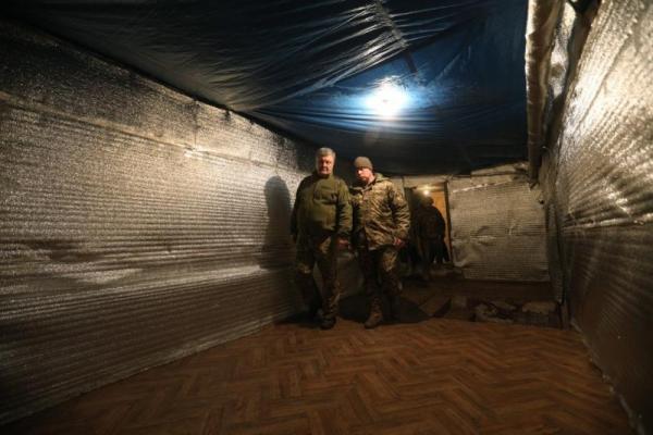 Порошенко приехал в освобожденную Катериновку Порошенко приехал в освобожденную Катериновку