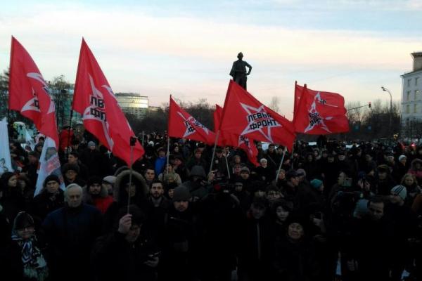 Россияне вышли на митинг против победы Путина на выборах Россияне вышли на митинг против победы Путина на выборах