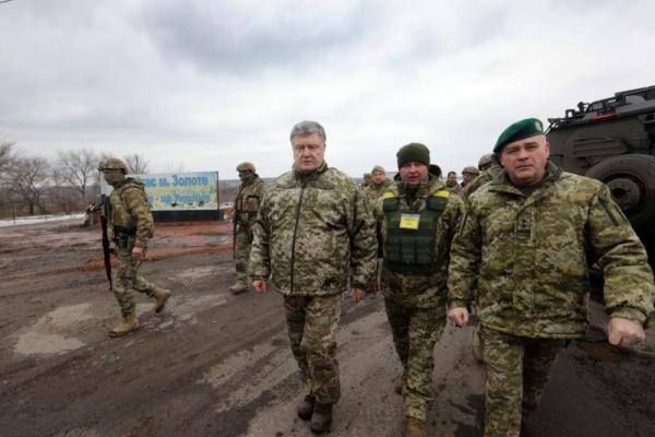 Порошенко приехал в освобожденную Катериновку Порошенко приехал в освобожденную Катериновку