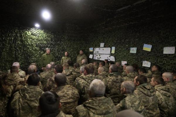 Порошенко приехал в освобожденную Катериновку Порошенко приехал в освобожденную Катериновку