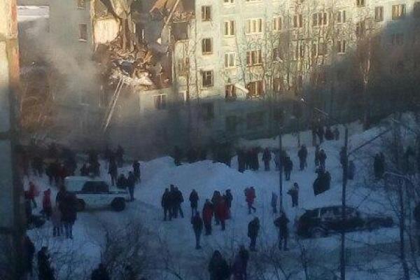 «Из-под завалов доносятся крики»: в российском Мурманске рухнула часть многоэтажки «Из-под завалов доносятся крики»: в российском Мурманске рухнула часть многоэтажки