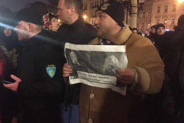 «Коридор позора» и лужа крови: во Львове пикетировали концерт Ирины Билык «Коридор позора» и лужа крови: во Львове пикетировали концерт Ирины Билык