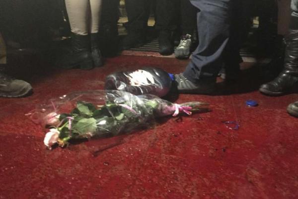«Коридор позора» и лужа крови: во Львове пикетировали концерт Ирины Билык «Коридор позора» и лужа крови: во Львове пикетировали концерт Ирины Билык