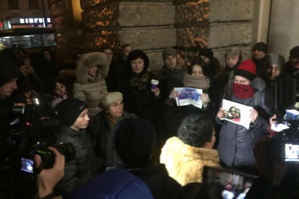 «Коридор позора» и лужа крови: во Львове пикетировали концерт Ирины Билык «Коридор позора» и лужа крови: во Львове пикетировали концерт Ирины Билык