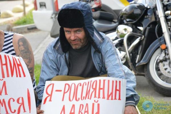 В Одессе бомжей переодели в «россиян» и предлагали с ними обняться