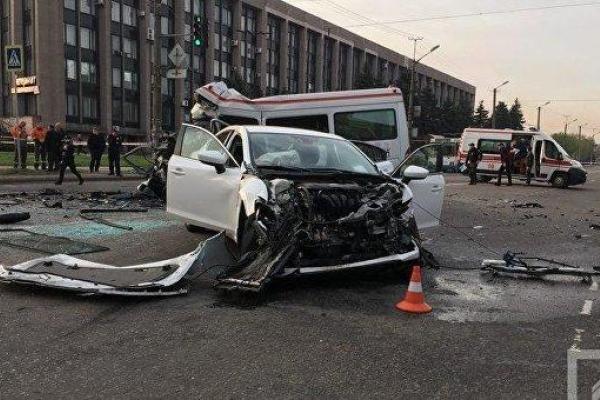 В Кривом Роге объявлен траур: в смертельном ДТП погибли 8 человек, более 20 пострадавших В Кривом Роге объявлен траур: в смертельном ДТП погибли 8 человек, более 20 пострадавших