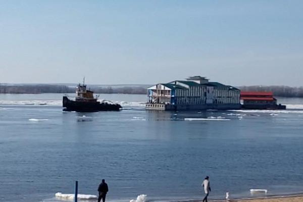 В российской Самаре вместе со льдом по реке поплыл ресторан с людьми