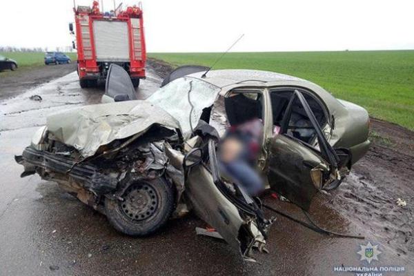 Под Марьинкой авто столкнулось с автобусом, есть жертвы: жуткие кадры Под Марьинкой авто столкнулось с автобусом, есть жертвы: жуткие кадры