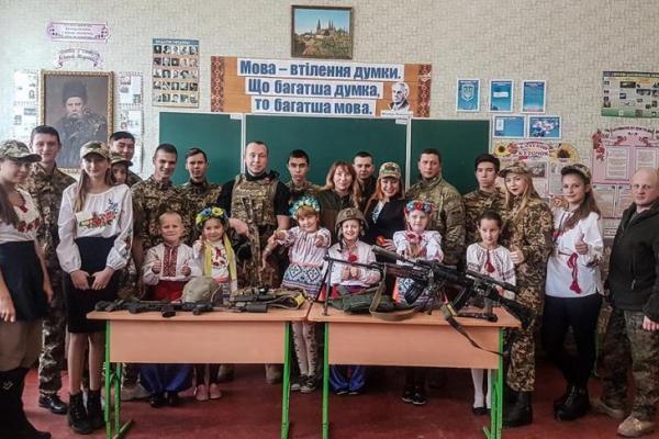 "Целые семьи вывезли на кладбище и расстреляли": комбат Нацгвардии о зверствах боевиков на Донбассе "Целые семьи вывезли на кладбище и расстреляли": комбат Нацгвардии о зверствах боевиков на Донбассе
